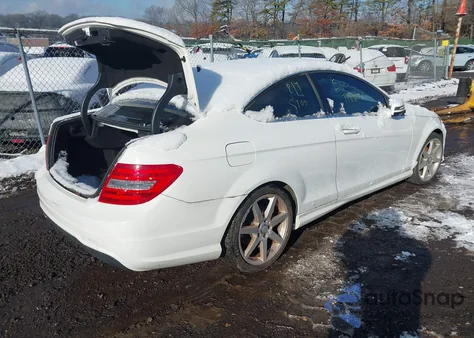 2014 Mercedes-Benz C 250 z USA, uszkodzony, nr VIN WDDGJ4HB0EG279902